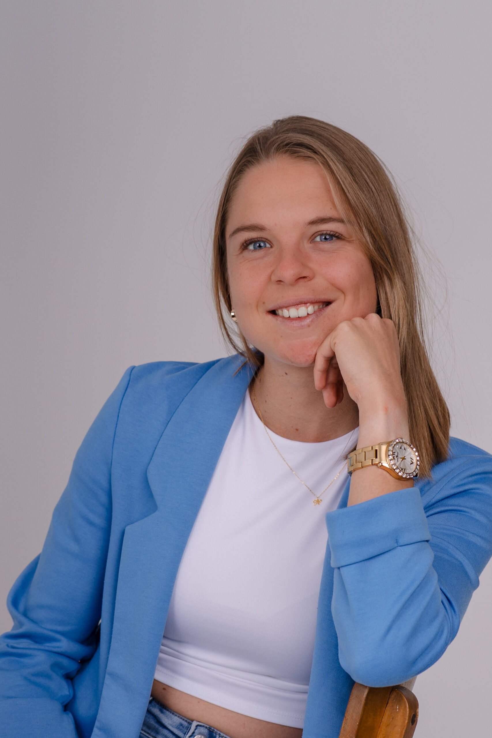 Die Unternehmerin sitzt seitlich angelehnt auf einem Sessel