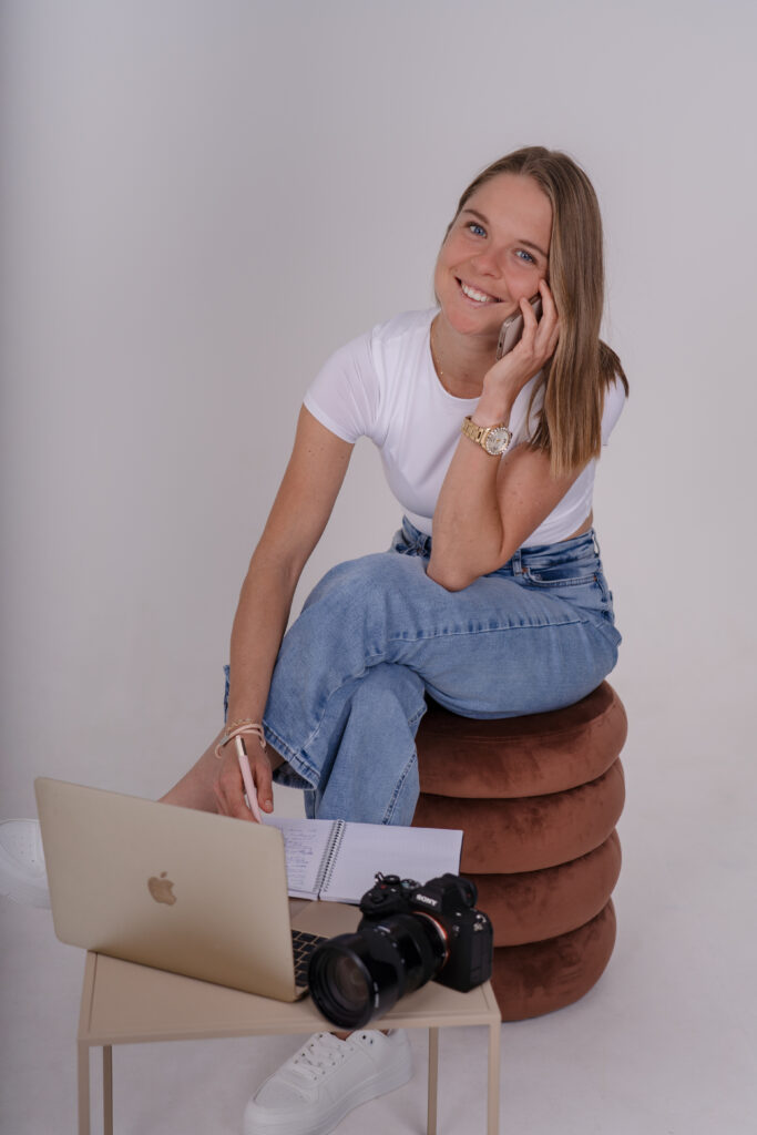 Die Unternehmerin sitzt vor ihrem Laptop und telefoniert.